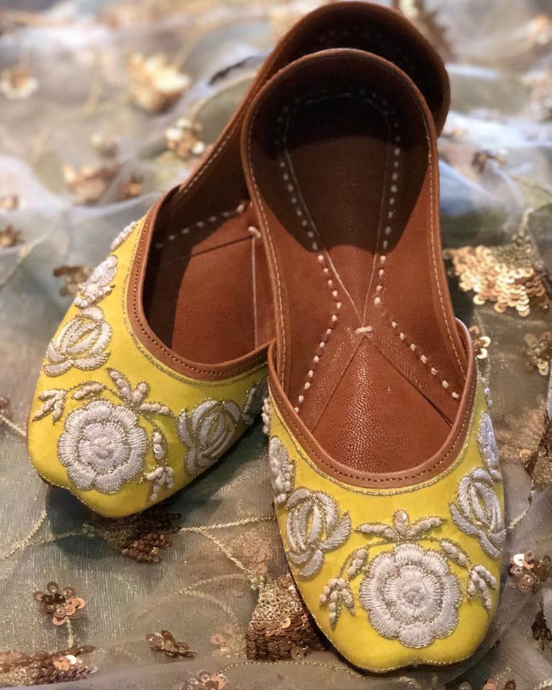 YELLOW EMBROIDERED MOJARIS