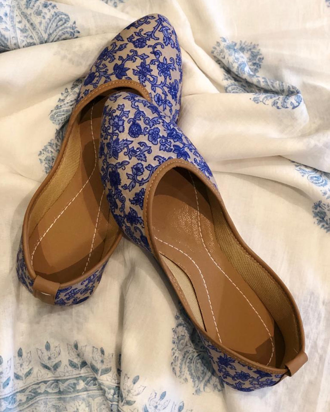 CREAM & ROYAL BLUE HANDBLOCK MOJARIS