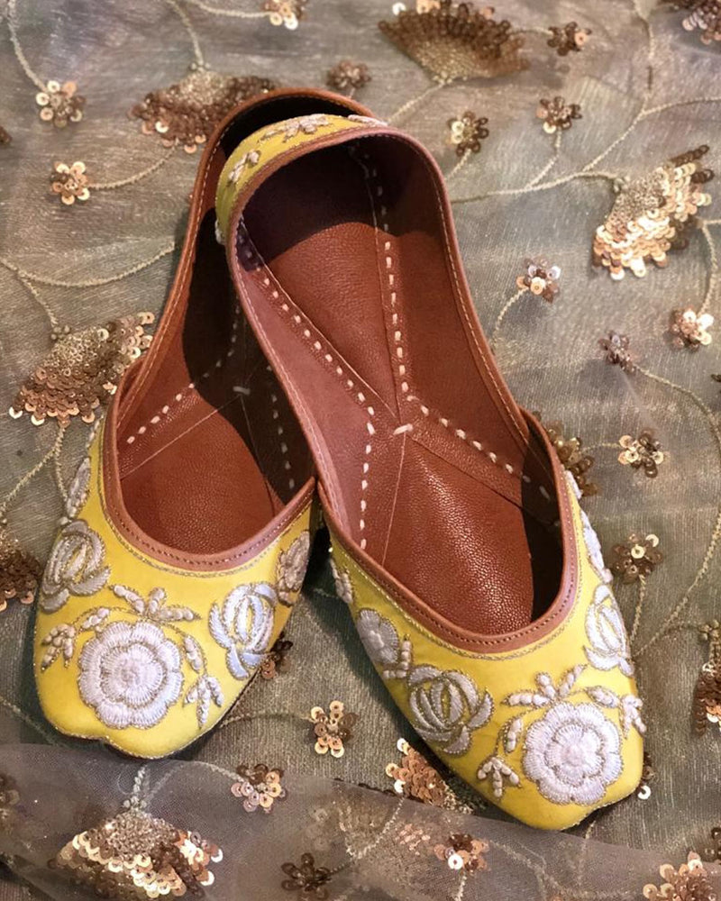 YELLOW EMBROIDERED MOJARIS