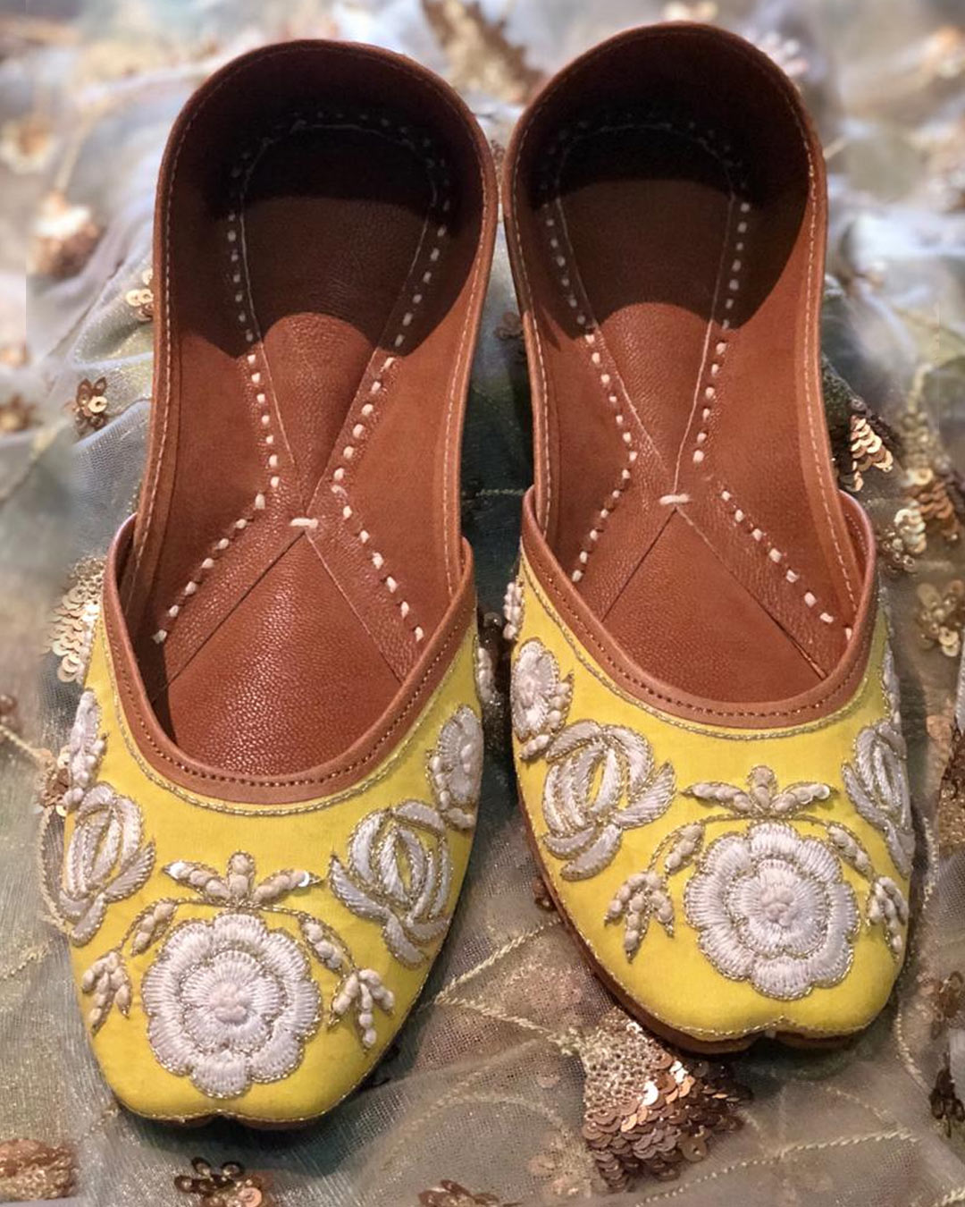 YELLOW EMBROIDERED MOJARIS