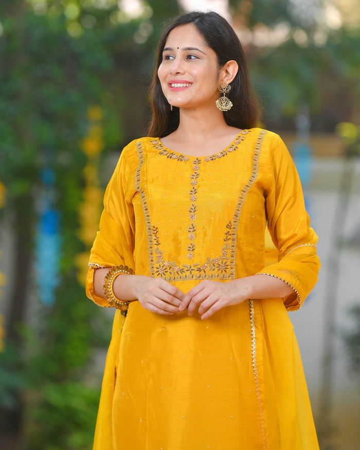 MUSTARD MUSLIN SUIT SET WITH ORGANZA DUPATTA