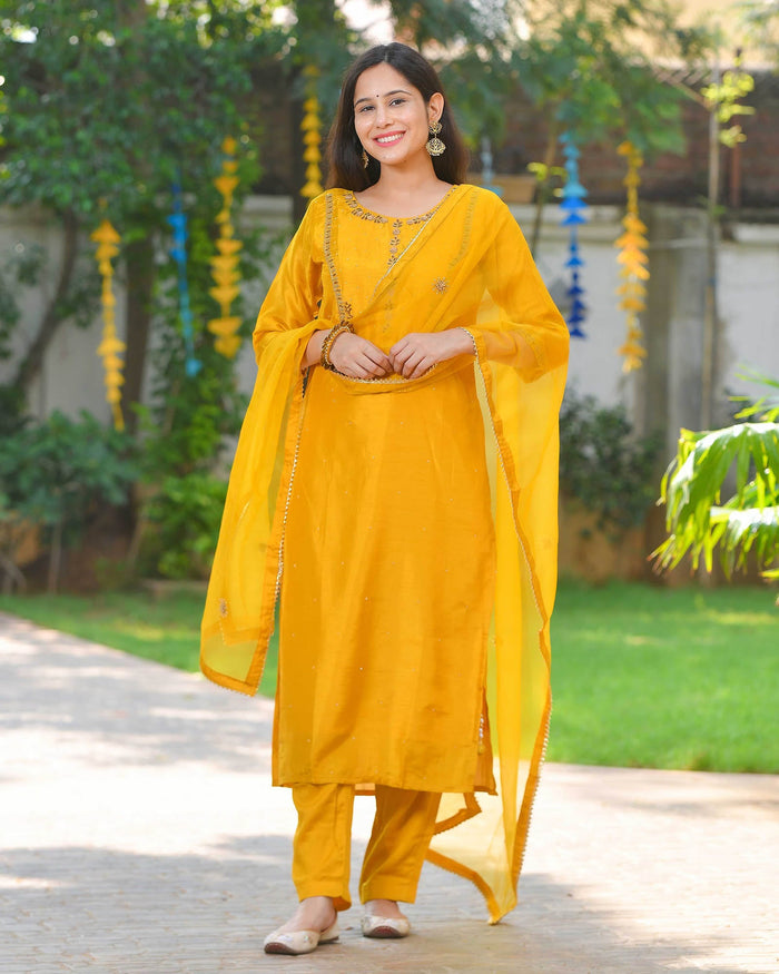 MUSTARD MUSLIN SUIT SET WITH ORGANZA DUPATTA